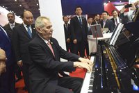 Zeman v Číně zahrál prezidentovi po večeři i na klavír. A rokoval s Medveděvem