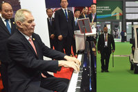 Zeman v Číně zahrál prezidentovi i na klavír. Nohám ulevil na vozíku