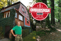 Rukojmími na vlastní chatě! Majitel lesa zatarasil přístup na pozemky. Co na to Ombudsman Blesku?