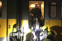 Hasiči evakuovali cestující: Vlak u Dolních Počernic se srazil s neznámým předmětem