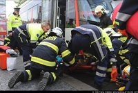 Na Andělu srazila tramvaj chodkyni (78). Hasiči ji vyprostili pomocí speciálních vaků
