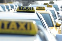 Taxikáři předražovali jízdné, upláceli úředníka magistrátu! Za korupci dostali podmínky
