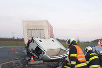 Nehoda dvou kamionů u Prostějova uzavřela dálnici. Hasiči likvidovali požár