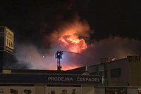 Obří požár ve Vysočanech: Hoří v trampolínovém centru