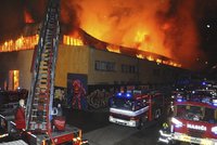 Obří požár na Kolbenově ve Vysočanech: Hořelo trampolínové centrum