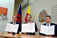 Zpečetěno! Nové vedení Prahy podepsalo koaliční smlouvu