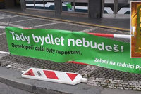 „Tady parkovat nebudeš!“ Plakáty „zelených“ zaplavily Žižkov, ze strany si utahují. Kdo za nimi stojí?