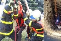 Senior při spadl při opravování do studny: Z 10metrové hloubky ho zachránili hasiči!