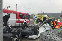 Vážná nehoda na Trojském mostě: Auto skončilo na střeše! Řidiče (64) museli vyprostit