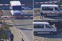 VIDEO: Neskutečný hazard! Řidič vjel na přejezd, když spadly závory, vlak ho těsně minul