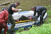 V centru Liberce vytáhli z řeky tělo muže: Vyprostit ho museli hasiči