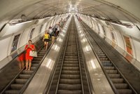 Několikaletý spor ukončil soud. Reklamní vitríny v metru bude provozovat nová firma