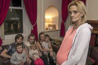 Matka sedmi dětí těhotná s dvojčaty chce větší byt. „Nemůžeme tak žít,“ žehrá městu