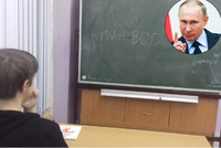 „Putin je zloděj!“ píší ruští žáci na tabule. Zuřící učitelka jim připomněla popravy