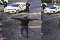 Muž se chtěl podříznout mečem: Policisté ho postřelili a zachránili mu tím život