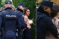 Svlékly se a zaútočily: „Národní ostuda,“ bouřily Femen kvůli akci v den smrti diktátora