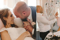 Dojemné svatební foto: Snoubenci si řekli „ano“ v nemocnici. Nevěsta poté zemřela