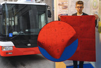 Čtrnáctiletý Matěj navrhl nové potahy autobusů. Interiéru bude vládnout rudá a modrá