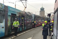 Dvě tramvaje se srazily u Tančícího domu! Zranilo se 12 lidí, byl aktivovaný traumaplán