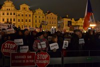ONLINE: Kauzu Babišova syna vláda ustála. „Demisi!“ bouří v Praze tisíce lidí