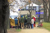 Drama na Střeleckém ostrově: Záchranáři resuscitovali ženu (86), která se topila ve Vltavě