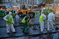Úklid spouště po demonstrantech v Paříži zabere až tři dny. Pomáhají i bagry