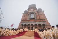 V Bukurešti staví katedrálu za pět miliard. V části města ale nemají ani vodovod