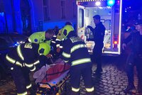 Ošklivá nehoda ve Vršovicích: Mladík (20) spadl na stavbě z římsy a nabodl se na drát!