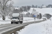 Nová výstraha kvůli ledovce. Sníh zkomplikoval dopravu na Šumavě i Moravě