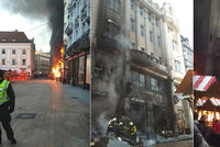 Panika na vánočních trzích: Výbuch způsobil obří požár, historická budova lehla popelem!
