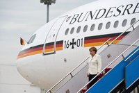 Merkelovou už zase „vypeklo“ letadlo. Na cestu ze summitu si musela počkat