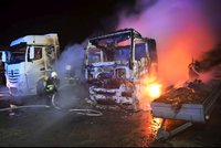 Ohnivá spoušť v Horních Počernicích: Dva kamiony shořely na prach!