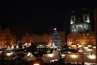 Tisíce světel rozzářily strom na Staroměstském náměstí! Vánoční trhy začaly