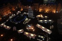 15 500 osvětlených sloupů a skoro 50 rozzářených stromečků: Prahu před Vánoci zaplavila světla