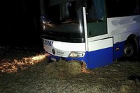ONLINE: Česko zasáhla ledovka. Na Pardubicku boural i autobus s dětmi