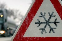 Silnice jsou kluzké a namrzlé. Východ Česka zasáhlo sněžení, sledujte radar Blesku
