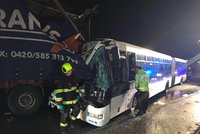 Děsivá nehoda: Autobus to v Horních Počernicích napasoval do náklaďáku, šest lidí se zranilo