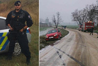 Policista Mirek jel slavit narozeniny táty: Cestou zachránil posádku z převráceného osobáku