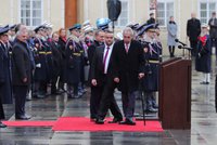 Oslavy 100 let Hradní stráže: Zeman vzpomínal na padlé vojáky, opřel se do demonstrantů z 28. října