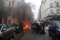 Hořící auta, 135 zraněných a 125 tisíc demonstrantů. Obří protesty zasáhly Francii