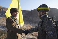 Smích místo výstřelů. Vojáci Jižní Koreje a KLDR si na hranicích podali ruce