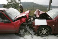 Tragická nehoda v Trutnově: Při srážce aut zemřel řidič