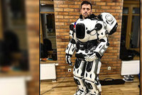 Ruský inteligentní robot je podvrh: Jde o chlapa v kostýmu!