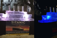 Atrakce jako Brno! Na  náměstí vyrostl Titanic z průzračného ledu
