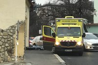 Náhlá smrt: Na ulici v Hloubětíně zemřel muž (†25). Stihl si zavolat záchranáře, ti mu ale nedokázali pomoci