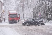 Řidiče na Vsetínsku trápí led a sníh. Opatrní buďte i na Liberecku a Vysočině