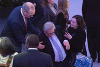 Vrávorajícího Junckera zachránili asistenti. Ve Vídni ho prý trápil houser
