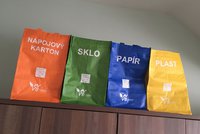 Běchovický boj s tříděným odpadem: Radnice rozdává znovuvyužitelné tašky