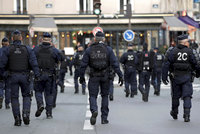 „Macron si nás nekoupí,“ vzkazuje policie. K protestům žlutých vest se přidají i modré?
