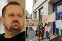 Kauza, která hýbe Českým rozhlasem: V Hradci protestují kvůli vyhazovu šéfa Vltavy
